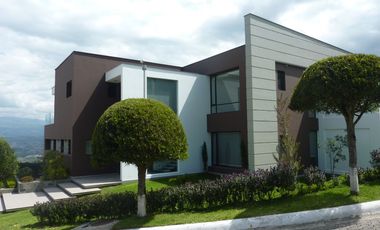 SE VENDE LUJOSA CASA DE CINCO HABITACIONES EN URBANIZACION EN NAYON-TANDA