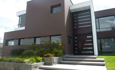 SE VENDE LUJOSA CASA DE CINCO HABITACIONES EN URBANIZACION EN NAYON-TANDA