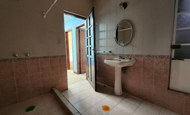 Casa en venta, con 2 departamentos independientes en la Col. Obrera