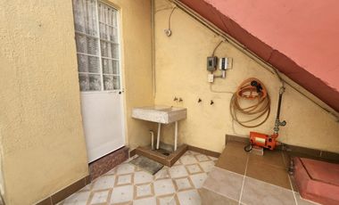Casa en venta, con 2 departamentos independientes en la Col. Obrera