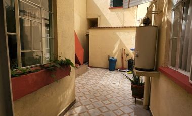 Casa en venta, con 2 departamentos independientes en la Col. Obrera