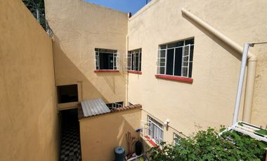 Casa en venta, con 2 departamentos independientes en la Col. Obrera
