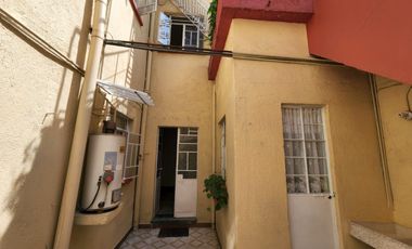 Casa en venta, con 2 departamentos independientes en la Col. Obrera