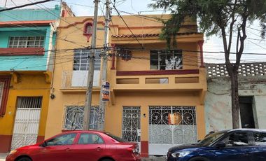 Casa en venta, con 2 departamentos independientes en la Col. Obrera