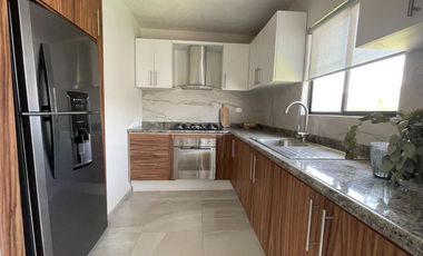 Casa con amplio jardín, 3 recamaras y cisterna