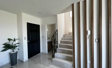 Casa con amplio jardín, 3 recamaras y cisterna