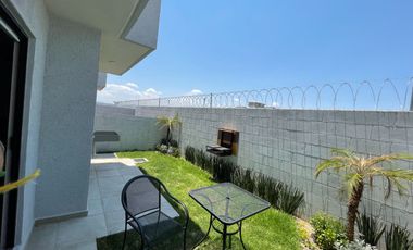 Casa con amplio jardín, 3 recamaras y cisterna