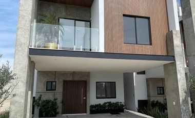 Casa Residencial de 3 recamaras, equipada con cocina y closets