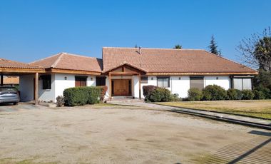 Espectacular Casa en Parcela en Condominio El Algarrobal, calle Pajaritos, Malloco, comuna de Peñaflor.