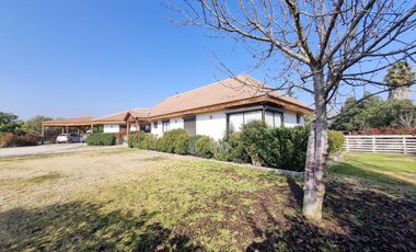 Espectacular Casa en Parcela en Condominio El Algarrobal, calle Pajaritos, Malloco, comuna de Peñaflor.