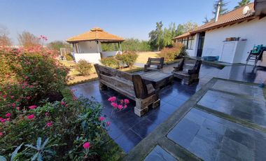 Espectacular Casa en Parcela en Condominio El Algarrobal, calle Pajaritos, Malloco, comuna de Peñaflor.