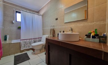 Espectacular Casa en Parcela en Condominio El Algarrobal, calle Pajaritos, Malloco, comuna de Peñaflor.