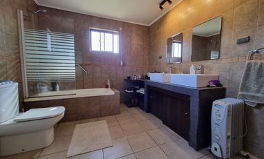 Espectacular Casa en Parcela en Condominio El Algarrobal, calle Pajaritos, Malloco, comuna de Peñaflor.