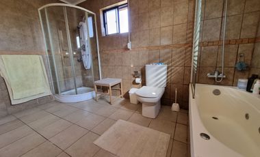 Espectacular Casa en Parcela en Condominio El Algarrobal, calle Pajaritos, Malloco, comuna de Peñaflor.