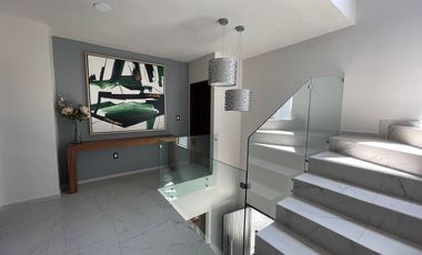 CASA DE 4 RECAMARAS CON ROOF GARDEN, COCINA EQUIPADA  Y CISTERNA