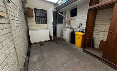 OPORTUNIDAD ! CASA CON GRAN UBICACIÓN Y EXCELENTE POTENCIAL PARA REMODELAR 4D2B + SERVICIOS - CENCO ALTO LAS CONDES