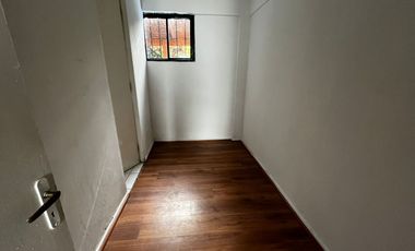OPORTUNIDAD ! CASA CON GRAN UBICACIÓN Y EXCELENTE POTENCIAL PARA REMODELAR 4D2B + SERVICIOS - CENCO ALTO LAS CONDES