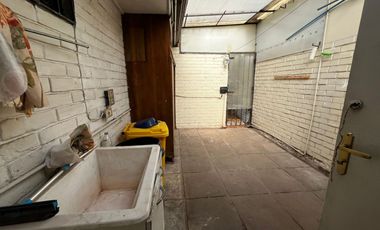 OPORTUNIDAD ! CASA CON GRAN UBICACIÓN Y EXCELENTE POTENCIAL PARA REMODELAR 4D2B + SERVICIOS - CENCO ALTO LAS CONDES