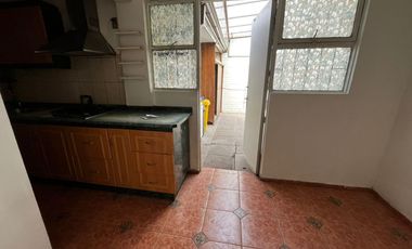 OPORTUNIDAD ! CASA CON GRAN UBICACIÓN Y EXCELENTE POTENCIAL PARA REMODELAR 4D2B + SERVICIOS - CENCO ALTO LAS CONDES