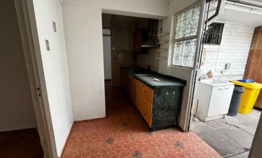 OPORTUNIDAD ! CASA CON GRAN UBICACIÓN Y EXCELENTE POTENCIAL PARA REMODELAR 4D2B + SERVICIOS - CENCO ALTO LAS CONDES