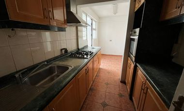 OPORTUNIDAD ! CASA CON GRAN UBICACIÓN Y EXCELENTE POTENCIAL PARA REMODELAR 4D2B + SERVICIOS - CENCO ALTO LAS CONDES