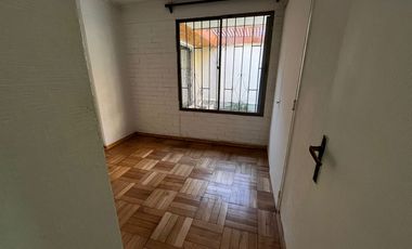 OPORTUNIDAD ! CASA CON GRAN UBICACIÓN Y EXCELENTE POTENCIAL PARA REMODELAR 4D2B + SERVICIOS - CENCO ALTO LAS CONDES
