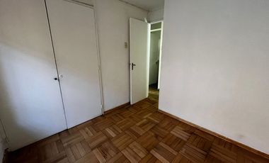 OPORTUNIDAD ! CASA CON GRAN UBICACIÓN Y EXCELENTE POTENCIAL PARA REMODELAR 4D2B + SERVICIOS - CENCO ALTO LAS CONDES
