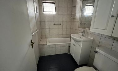 OPORTUNIDAD ! CASA CON GRAN UBICACIÓN Y EXCELENTE POTENCIAL PARA REMODELAR 4D2B + SERVICIOS - CENCO ALTO LAS CONDES