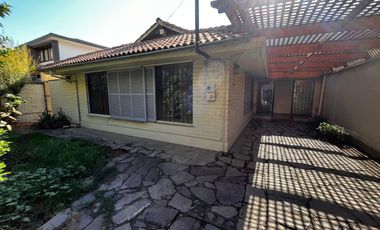 OPORTUNIDAD ! CASA CON GRAN UBICACIÓN Y EXCELENTE POTENCIAL PARA REMODELAR 4D2B + SERVICIOS - CENCO ALTO LAS CONDES