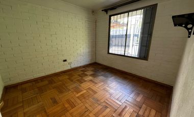 OPORTUNIDAD ! CASA CON GRAN UBICACIÓN Y EXCELENTE POTENCIAL PARA REMODELAR 4D2B + SERVICIOS - CENCO ALTO LAS CONDES