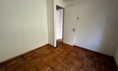 OPORTUNIDAD ! CASA CON GRAN UBICACIÓN Y EXCELENTE POTENCIAL PARA REMODELAR 4D2B + SERVICIOS - CENCO ALTO LAS CONDES