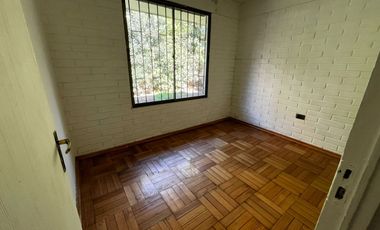 OPORTUNIDAD ! CASA CON GRAN UBICACIÓN Y EXCELENTE POTENCIAL PARA REMODELAR 4D2B + SERVICIOS - CENCO ALTO LAS CONDES
