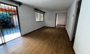 OPORTUNIDAD ! CASA CON GRAN UBICACIÓN Y EXCELENTE POTENCIAL PARA REMODELAR 4D2B + SERVICIOS - CENCO ALTO LAS CONDES