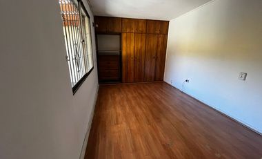 OPORTUNIDAD ! CASA CON GRAN UBICACIÓN Y EXCELENTE POTENCIAL PARA REMODELAR 4D2B + SERVICIOS - CENCO ALTO LAS CONDES