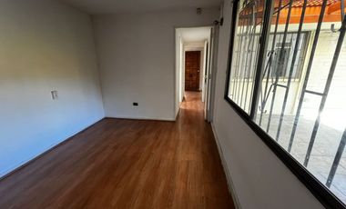 OPORTUNIDAD ! CASA CON GRAN UBICACIÓN Y EXCELENTE POTENCIAL PARA REMODELAR 4D2B + SERVICIOS - CENCO ALTO LAS CONDES