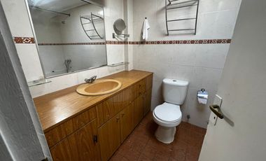 OPORTUNIDAD ! CASA CON GRAN UBICACIÓN Y EXCELENTE POTENCIAL PARA REMODELAR 4D2B + SERVICIOS - CENCO ALTO LAS CONDES