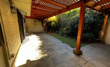 OPORTUNIDAD ! CASA CON GRAN UBICACIÓN Y EXCELENTE POTENCIAL PARA REMODELAR 4D2B + SERVICIOS - CENCO ALTO LAS CONDES