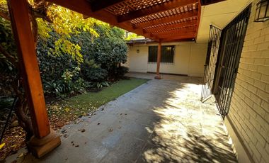 OPORTUNIDAD ! CASA CON GRAN UBICACIÓN Y EXCELENTE POTENCIAL PARA REMODELAR 4D2B + SERVICIOS - CENCO ALTO LAS CONDES