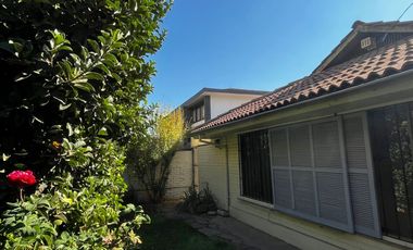 OPORTUNIDAD ! CASA CON GRAN UBICACIÓN Y EXCELENTE POTENCIAL PARA REMODELAR 4D2B + SERVICIOS - CENCO ALTO LAS CONDES