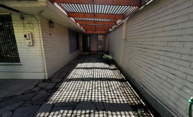 OPORTUNIDAD ! CASA CON GRAN UBICACIÓN Y EXCELENTE POTENCIAL PARA REMODELAR 4D2B + SERVICIOS - CENCO ALTO LAS CONDES