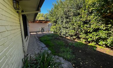 OPORTUNIDAD ! CASA CON GRAN UBICACIÓN Y EXCELENTE POTENCIAL PARA REMODELAR 4D2B + SERVICIOS - CENCO ALTO LAS CONDES