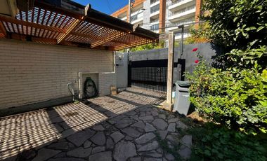 OPORTUNIDAD ! CASA CON GRAN UBICACIÓN Y EXCELENTE POTENCIAL PARA REMODELAR 4D2B + SERVICIOS - CENCO ALTO LAS CONDES