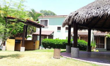 PRECIOSA CASA PARA SU MERECIDO DESCANSO ENTRE BELLOS JARDINES