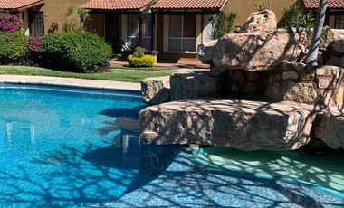 PRECIOSA CASA PARA SU MERECIDO DESCANSO ENTRE BELLOS JARDINES