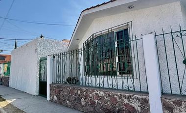 CASA MUY CENTRICA, CERCANA A LOS COLEGIOS 