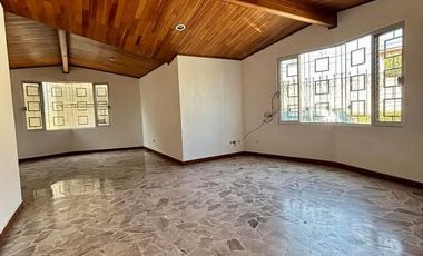 CASA MUY CENTRICA, CERCANA A LOS COLEGIOS 