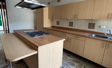 CASA MUY CENTRICA, CERCANA A LOS COLEGIOS 