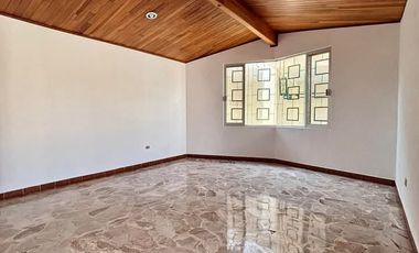 CASA MUY CENTRICA, CERCANA A LOS COLEGIOS 