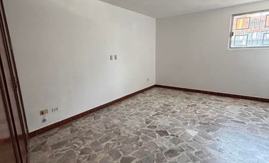 CASA MUY CENTRICA, CERCANA A LOS COLEGIOS 