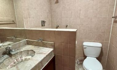 CASA MUY CENTRICA, CERCANA A LOS COLEGIOS 